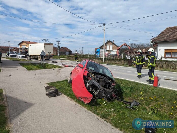 Foto Upravo Te Ka Prometna Nesre A U Peterancu U Sudaru Automobila I