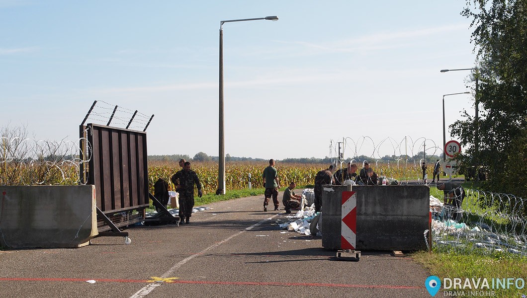 Mađarski vojnici podižu bodljikavu žicu na granici kod Gole