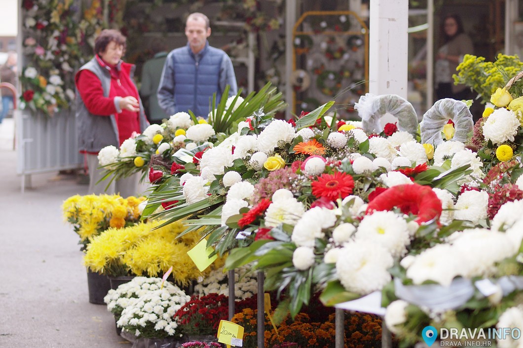 Cvijeće na Gradskoj tržnici uoči Svih svetih