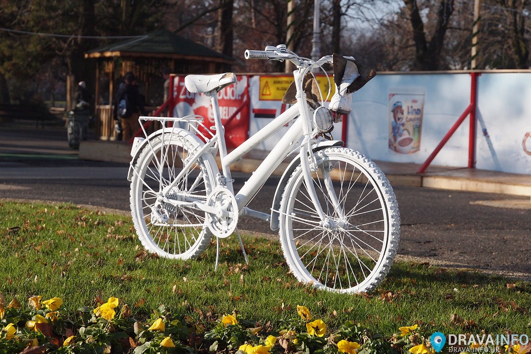 Ledeni bicikl na Zrinskom trgu