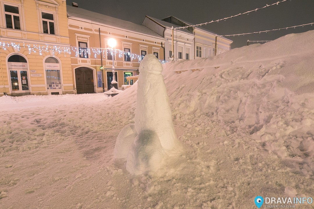 Naočit snjegović na Zrinskom trgu