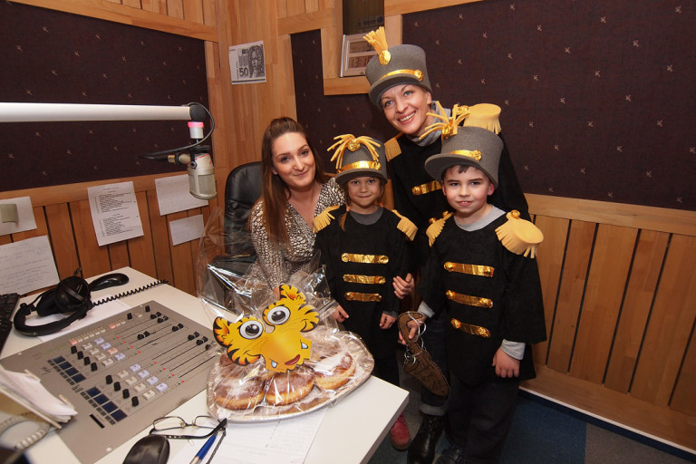 Maskirani glazbenici iz Smiješka posjetili Radio Dravu