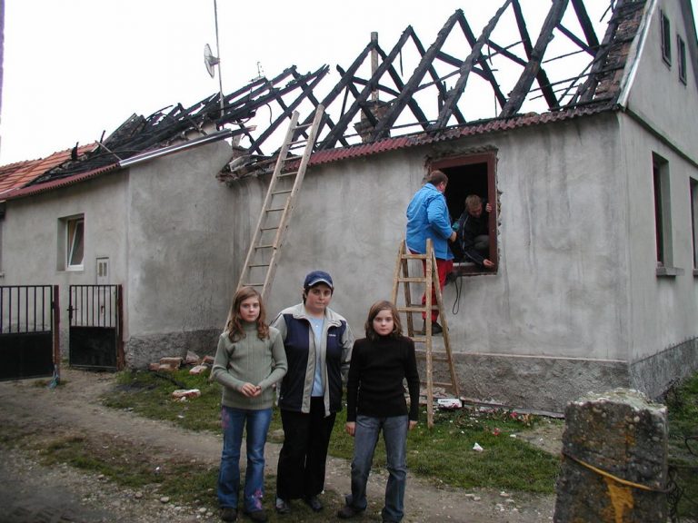 Vremeplov D. Rendića: Izgorjela im kuća, no zahvaljujući pomoći sa svih strana ponovno su stali na vlastite noge
