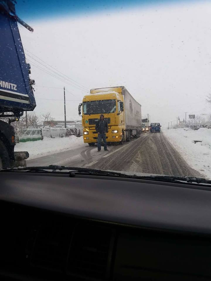 Sudar u kojem su sudjelovala dva kamiona i osobni automobil zaustavio promet na Podravskoj magistrali