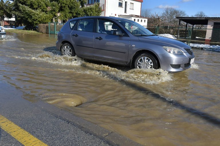 FOTO/VIDEO Cesta na ulazu u Koprivnicu je pod vodom, veliki zastoj u prometu
