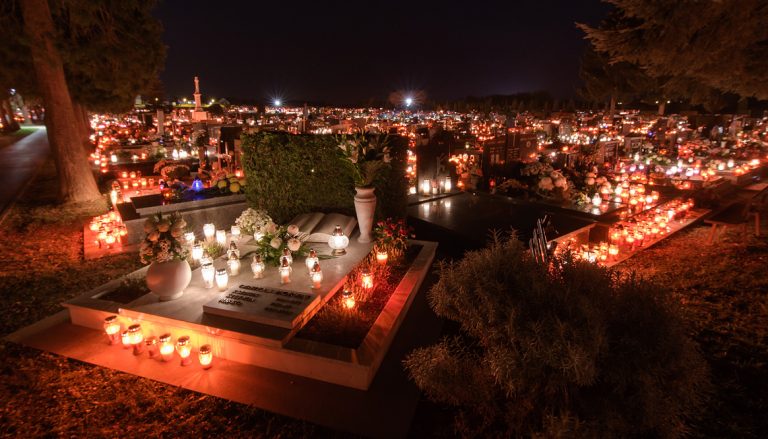 FOTO Koprivničko groblje zažarilo se sjajem tisuća svjetalaca