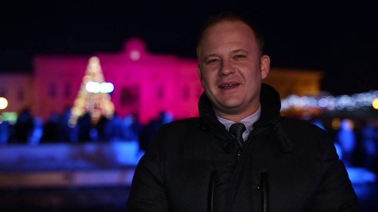 VIDEO Gradonačelnik Mišel Jakšić uputio sugrađanima božićnu i novogodišnju čestitku