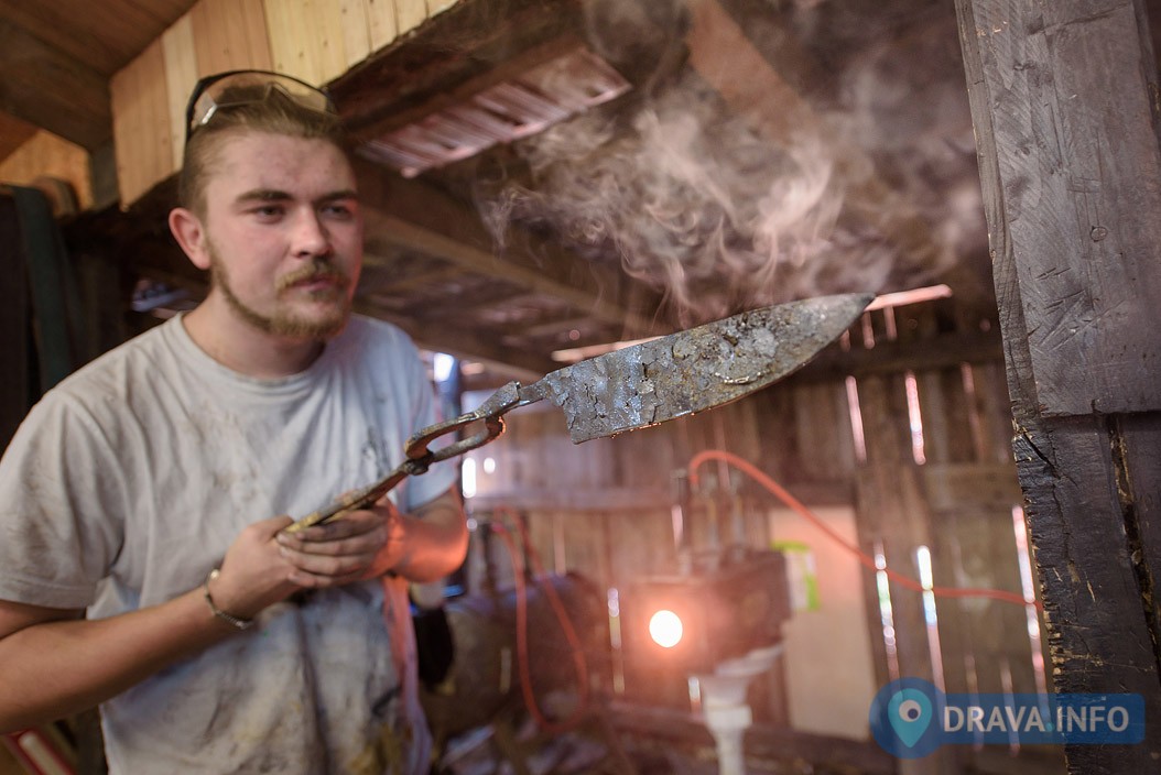 FOTO/VIDEO Ivan Mlinar vrlo mlad prihvatio se starog zanata: U njegovoj radioni nastaju noževi koje žele kuhari i kolekcionari