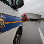 policija ilustracija kamion, automobil, prometna nesreća