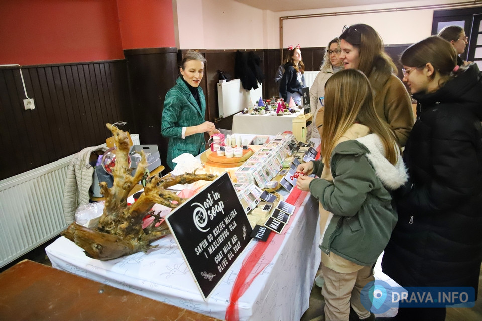 FOTO: ADVENT V ĐELEKOVCU Mještani se druže uz Božićni sejem, fritule ...