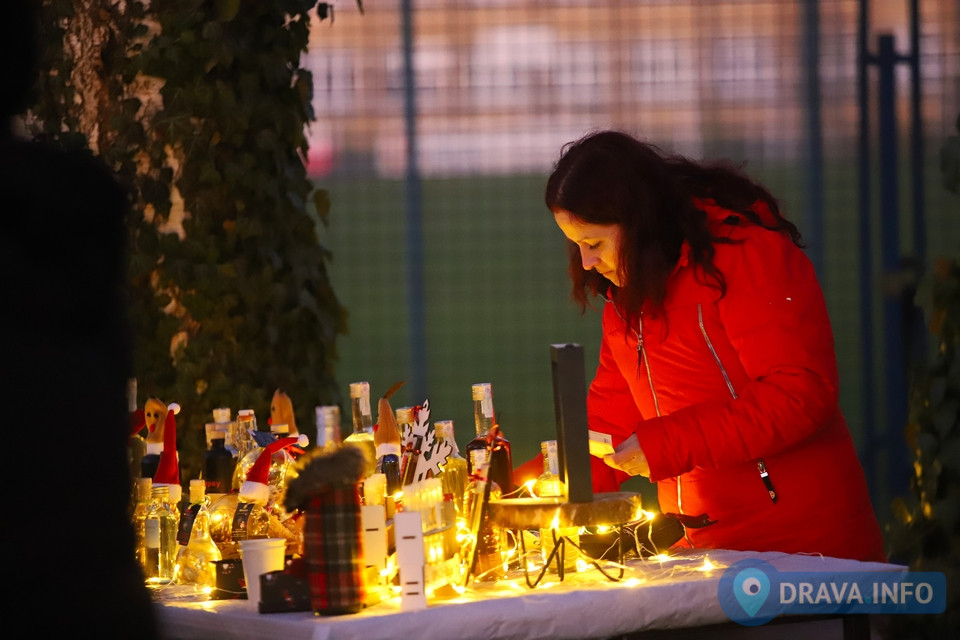 FOTO: ADVENT V ĐELEKOVCU Mještani se druže uz Božićni sejem, fritule ...