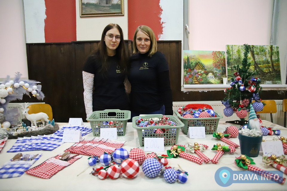 FOTO: ADVENT V ĐELEKOVCU Mještani se druže uz Božićni sejem, fritule ...