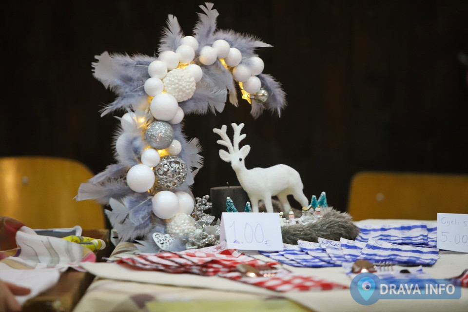 FOTO: ADVENT V ĐELEKOVCU Mještani se druže uz Božićni sejem, fritule ...